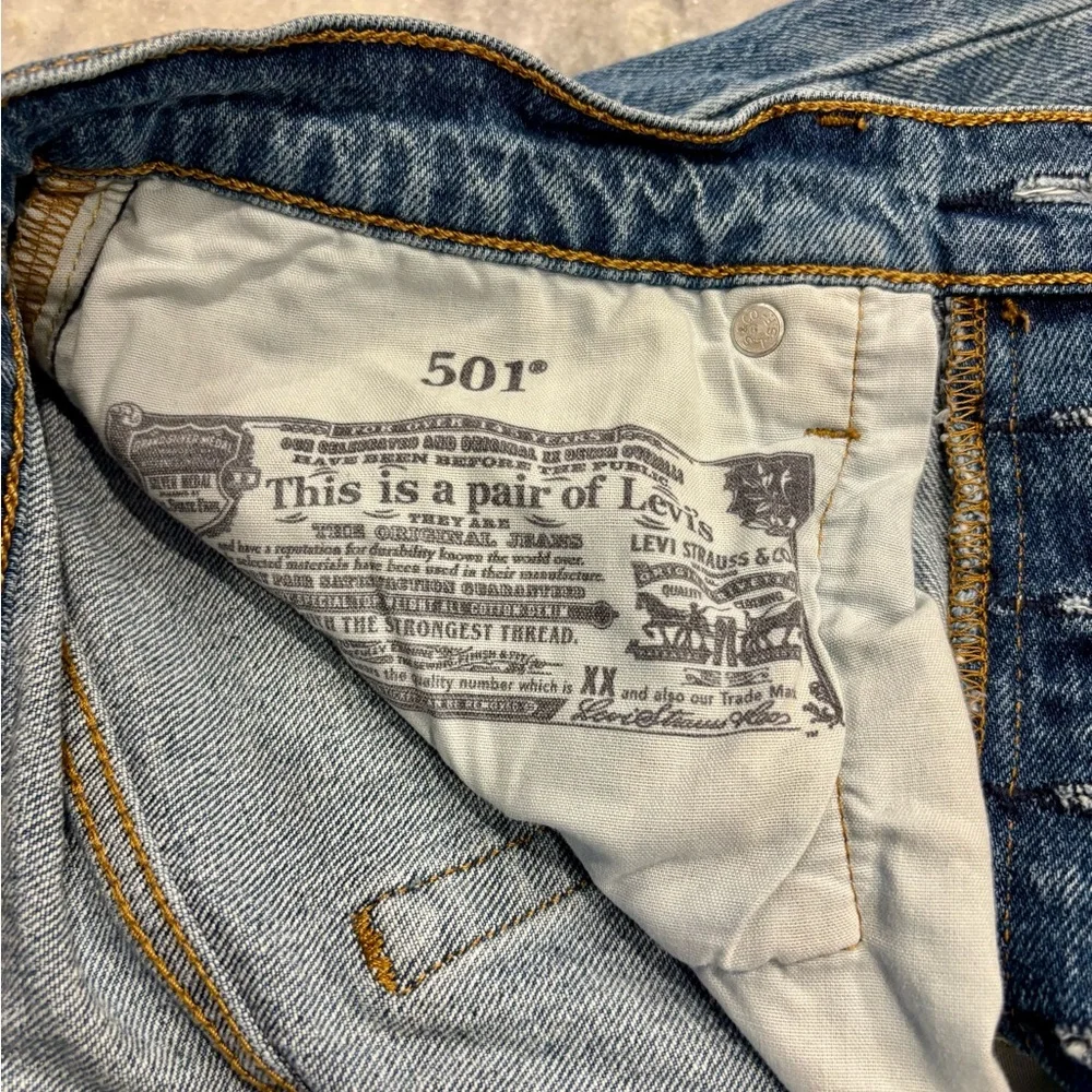 Levi's 501 Blue Denim Jeans - Picture 3 of 7